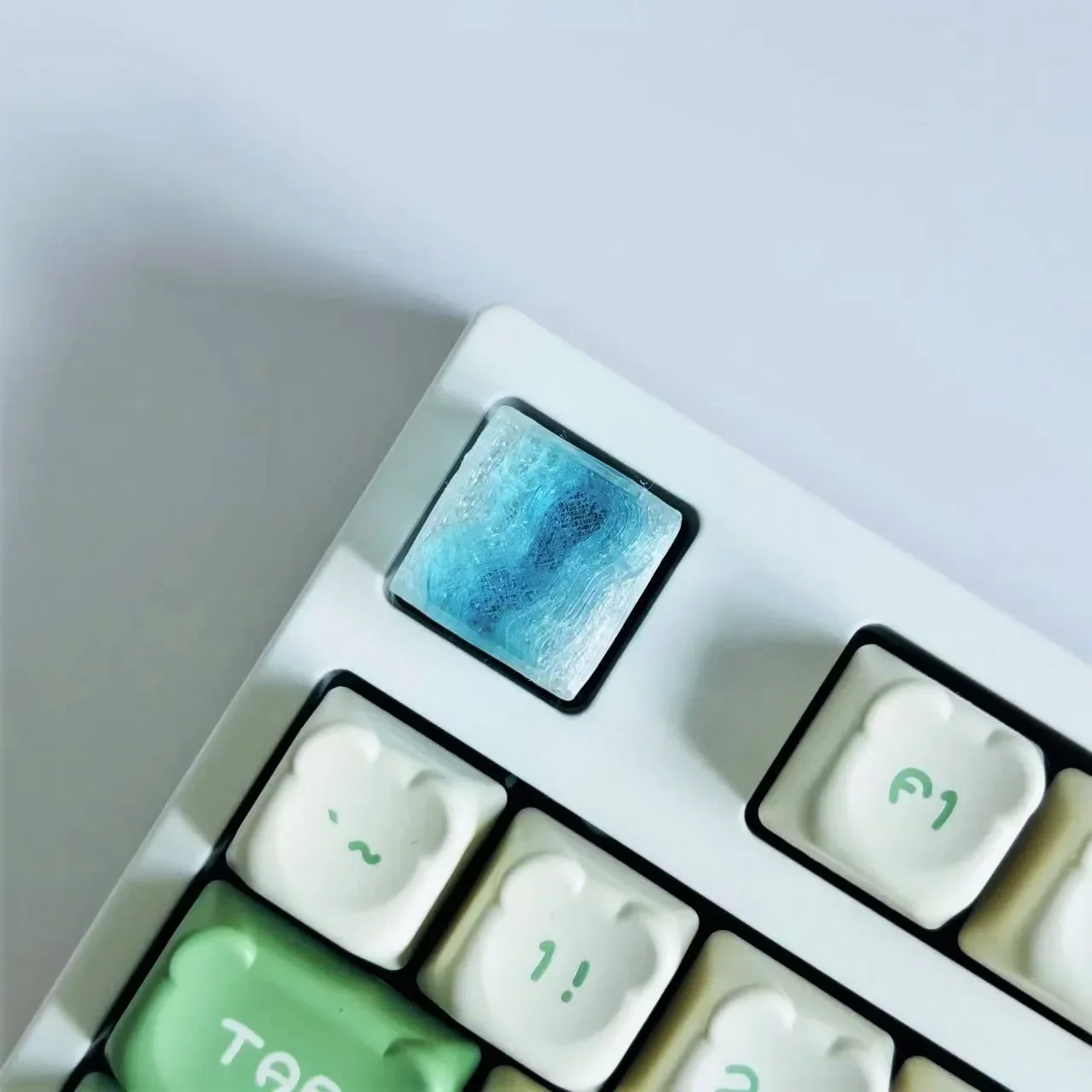 

Seawater Corrugated Keycaps Customized Keyboard Blue Transparent Keycaps