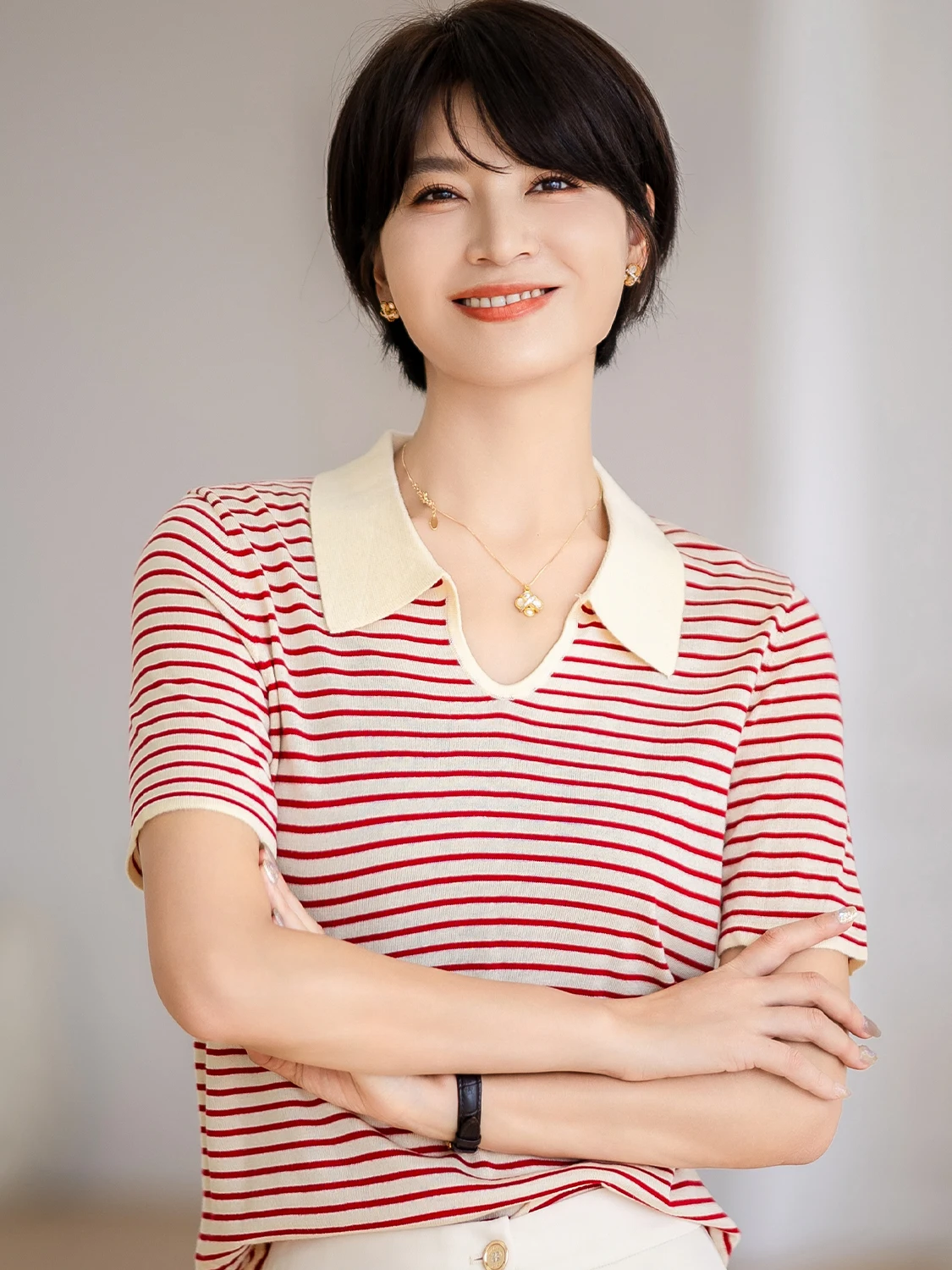 

Jiang Feifei 2026 Новая приталенная футболка с коротким рукавом и отложным воротником, универсальная, для ношения под одеждой, простая, элегантная, с эффектом похудения