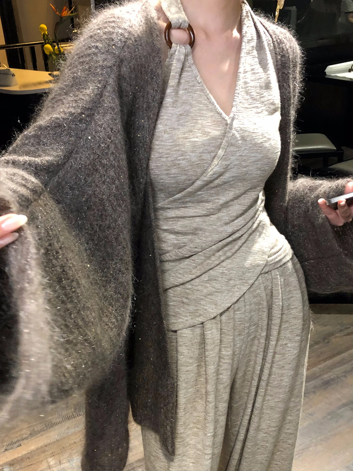 

Повседневный вязаный комплект из трех предметов: топ с V-образным вырезом, асимметричные брюки с высокой талией и широкими штанинами, верхняя одежда. Теплый осенний наряд для женщин.