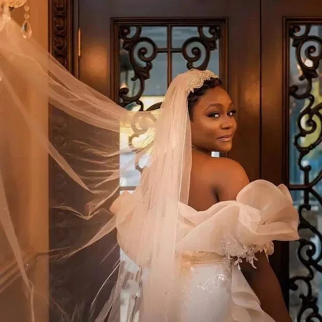 Abiti da sposa a sirena personalizzati con spalle scoperte Abiti da sposa taglie forti con volant in rilievo Sweep Train Satin Vestido De Novi