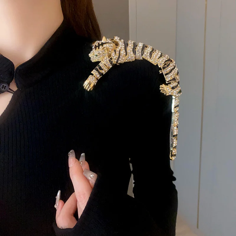 Vintage Hyperbole Gold or Silver Plated Rhinestones Large Tiger Leopard Shoulder Decor Brooches Jewelry For Women Gift