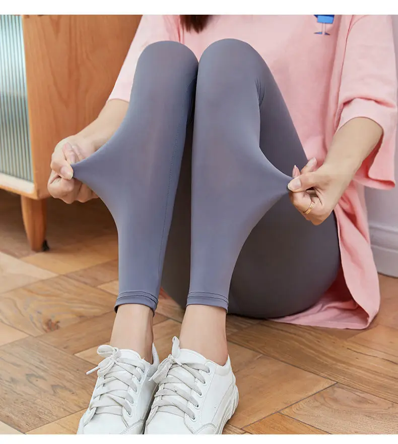 เลกกิ้งผู้หญิงพิมพ์ลาย ผ้าซับในให้ความอบอุ่น ยืดหยุ่น ลายมัดย้อม ทรงขาบาน ผ้าถักสีขาวบาง ลายทาง กระชับรูปร่าง ชุดออกกำลังกาย