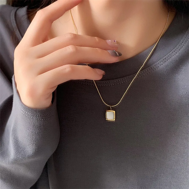 

YUN RUO Stainless Steel Geometrical Natural Shell Pendant Necklaces Dainty Square Charm Chokers Minimalist Collars Necklace 2022