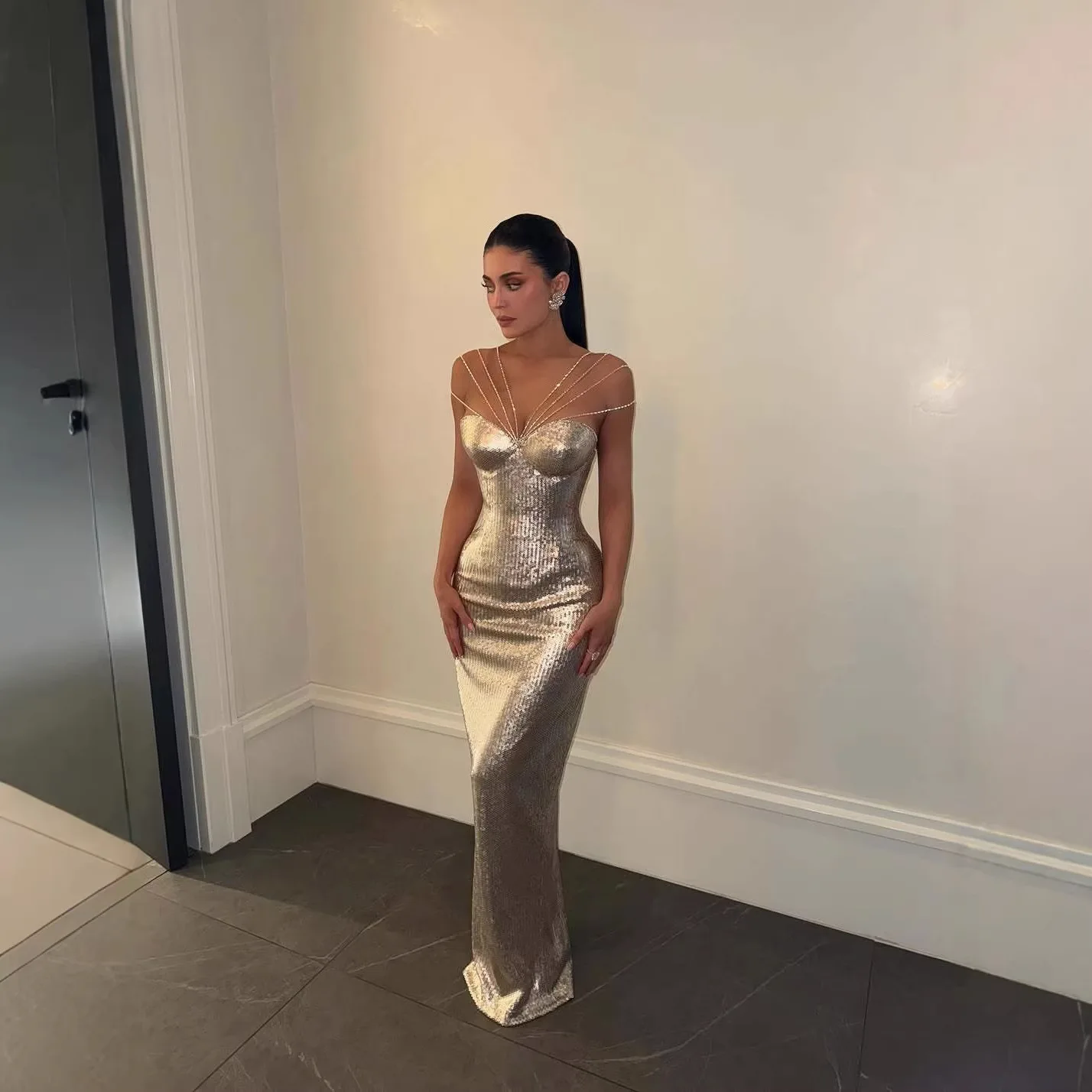 

Sexy Shiny Sequins Halter Dress Diamonds Chain Straps Sleeveless Backless Maxi Dress Sweetheart Formal Prom Evening Gowns