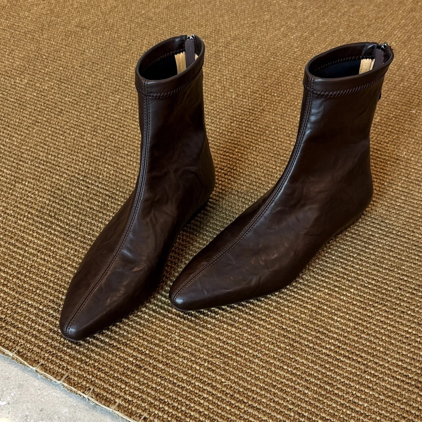 

Women's shoes 2026 Spring and Autumn French temperament Korean style sloping heel slim boots flat short boots for women