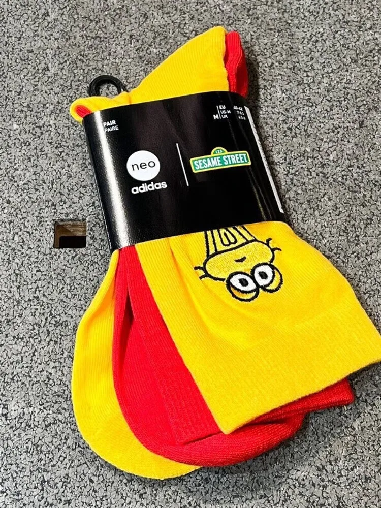 Adidas neo×Sesame Street Co — фирменные носки. Красный - желтый цвет, модная совместная работа, идеально подходит для повседневного наряда