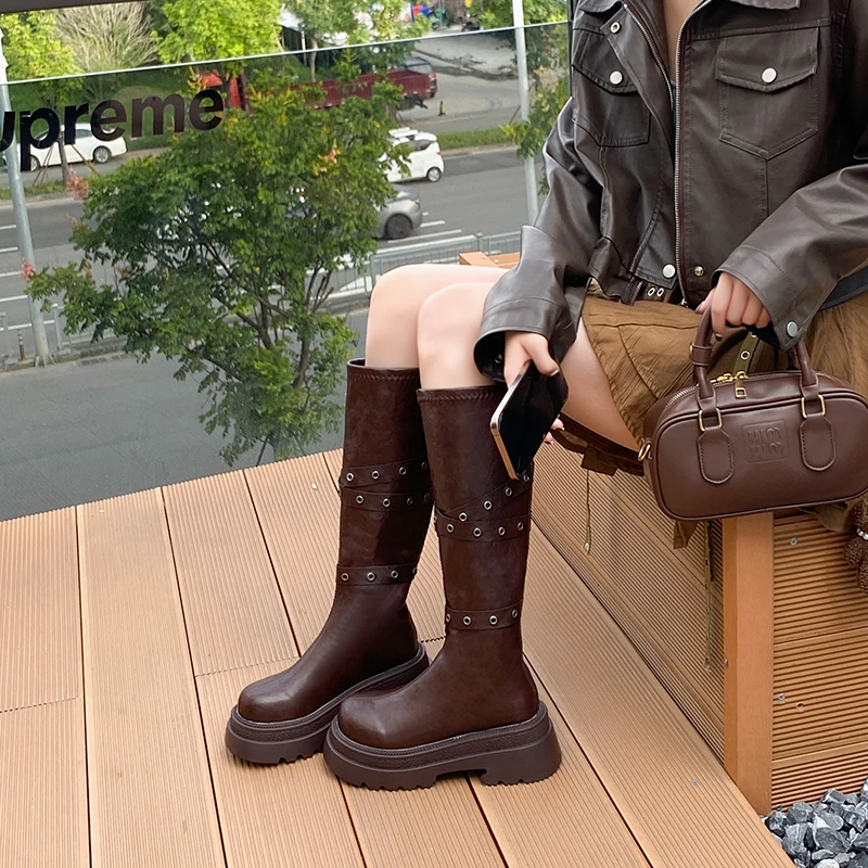 

Коричневые рыцарские сапоги из искусственной кожи в стиле ретро, женские осенне-зимние сапоги до колена на массивной платформе, женские мотоциклетные ботинки в стиле панк с пряжкой и ремешком