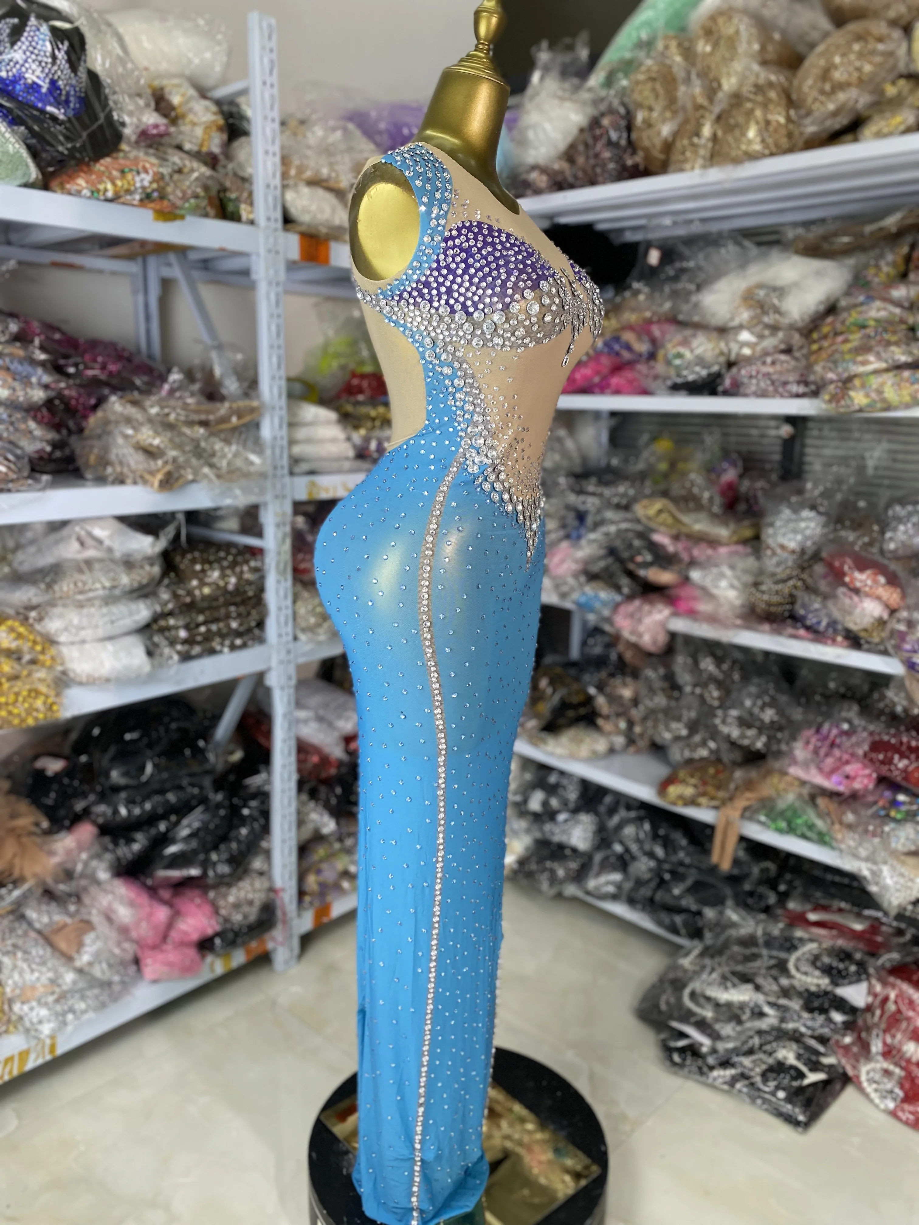 女性の高級ブルーシースルーラインストーンメッシュドレスセクシーな誕生日滑走路セレブイブニングパーティーウエディングドレス歌手のステージ衣装