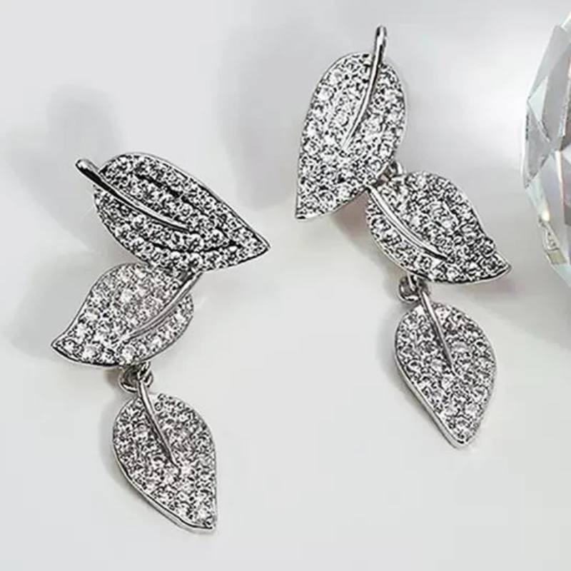 Huitan Ästhetische Blatt-Ohrringe für Damen mit Glitzernden Kubischen Zirkonia, Modischer Hochzeits- und Verlobungsschmuck, Elegantes Accessoire, Geschenkidee