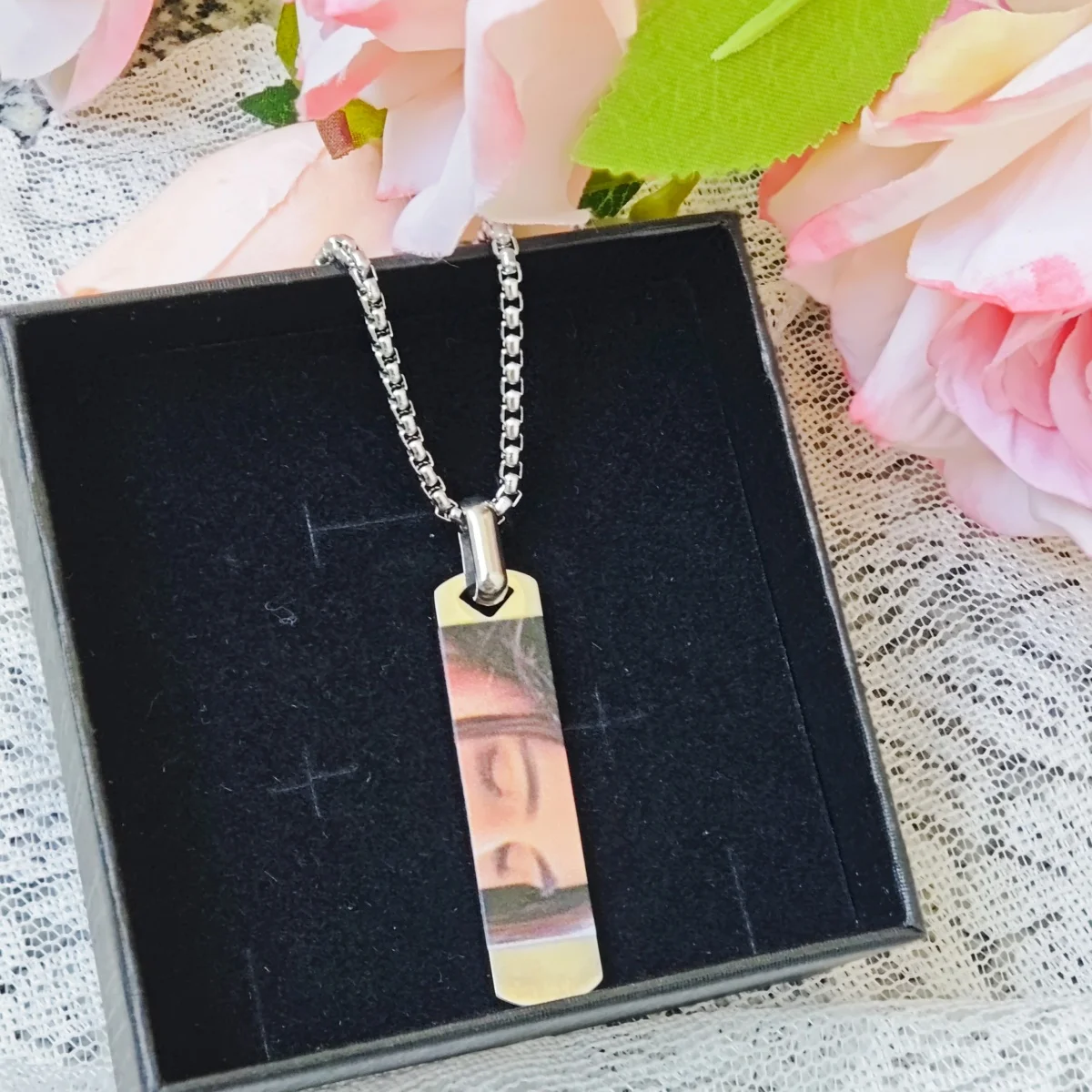 

Customized Color Photo Stainless Steel Necklace Laser Carving Eye Photo Necklace Best Gift for Girlfriend Anniversary Gift