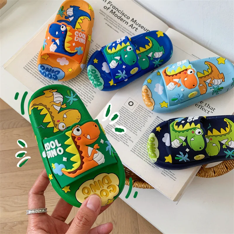 Letnie kapcie dziecięce dla dziewczynek Cute Cartoon dinozaur antypoślizgowe miękkie dno kapcie do kąpieli kryty kąpiel dziecięce sandały plażowe