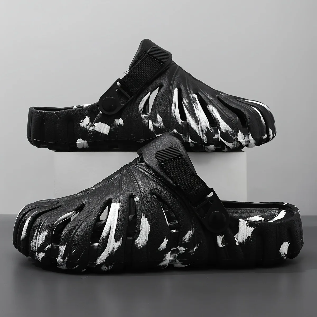 موديل 2025 من الأحذية خفيفة الوزن ومسامية ومضادة للانزلاق وعصرية وغير رسمية سهلة الارتداء، شباشب شاطئ مريحة