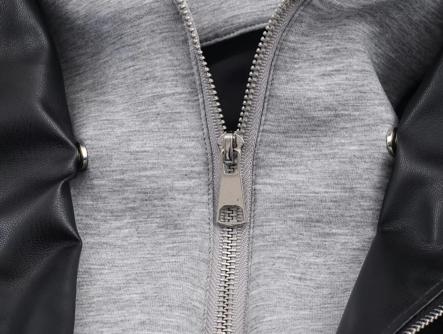 เสื้อแจ็คเก็ตหนังแฟชั่นผู้หญิงสไตล์ยุโรปและอเมริกาสำหรับฤดูหนาวแบบใหม่ ดีไซน์สองชิ้นหลอกตา ตัดต่อผ้าหนัง มีฮู้ด