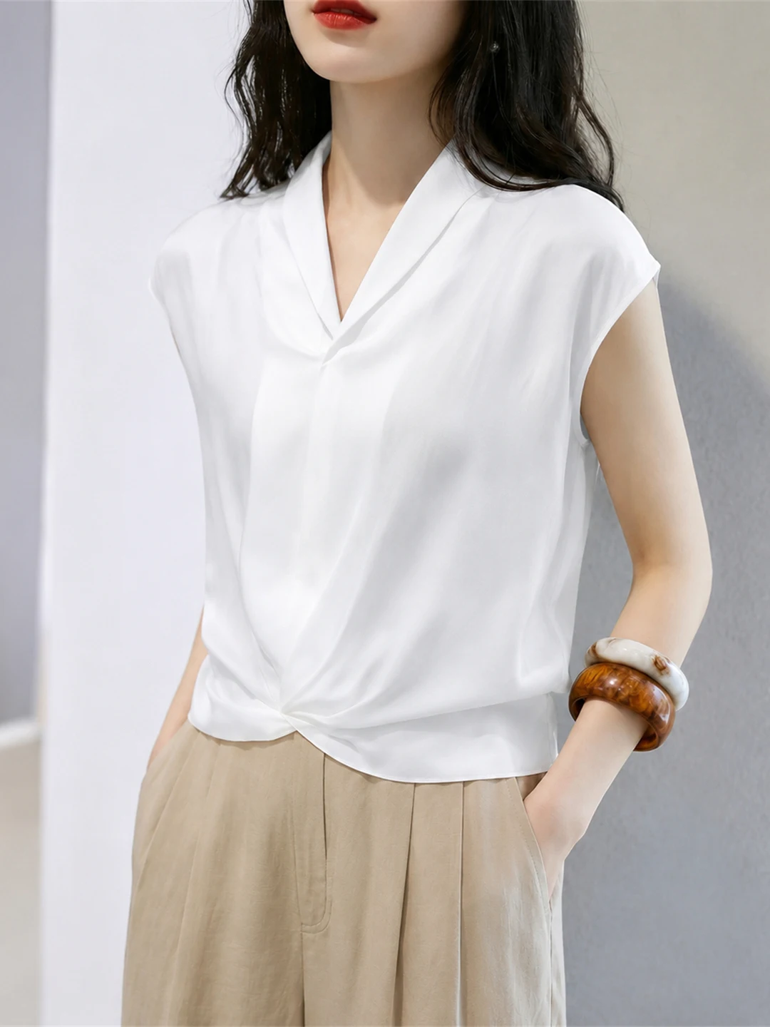 

Elegant V-Neck Short Sleeve Women's Top Korean Style Commute Fashionable Lightweight Mature Design Sensation Silk Shirt