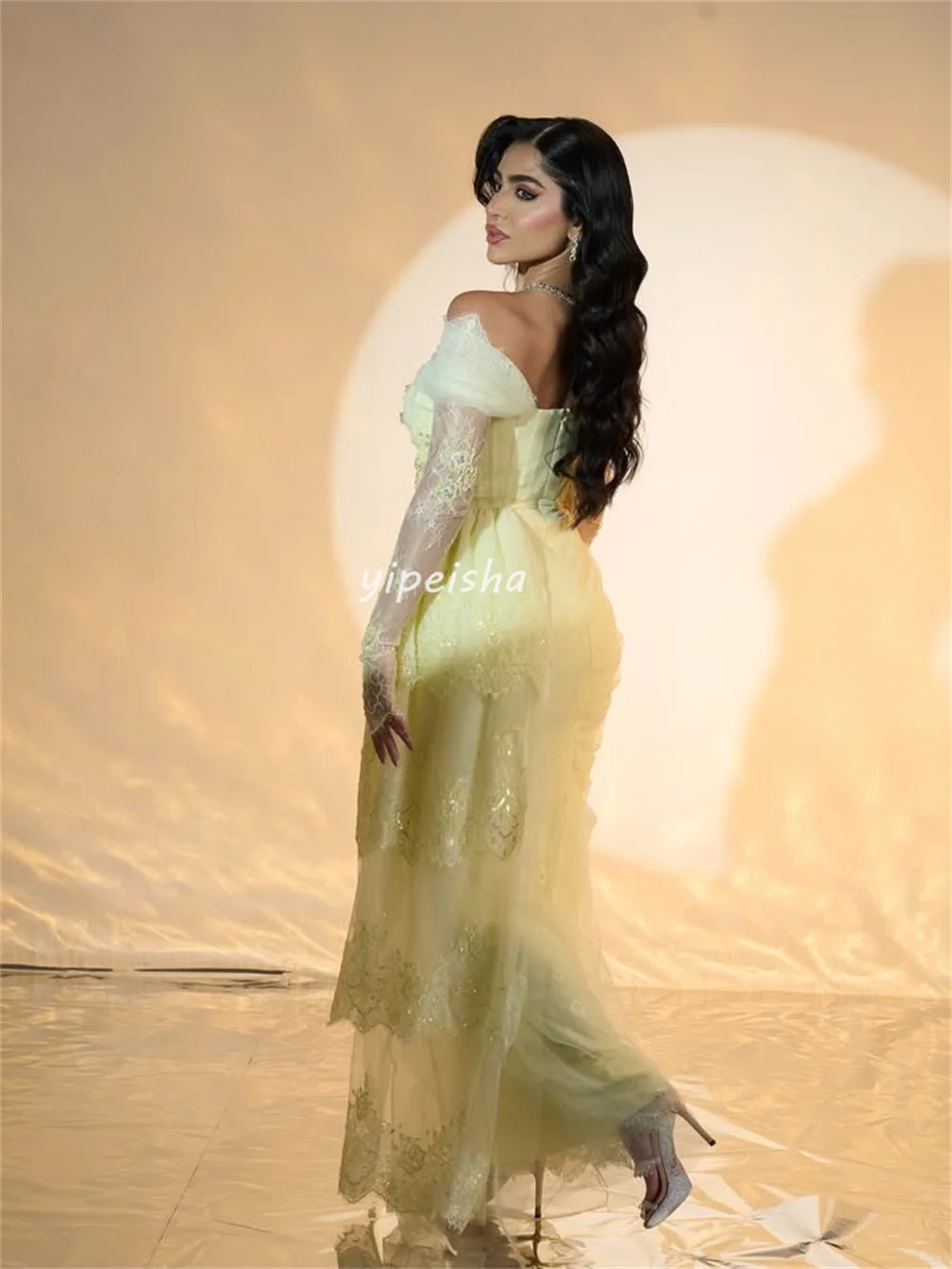 Abiti lunghi dritti con spalle scoperte in pizzo intricato stile moderno personalizzato Abiti da cerimonia su misura Moda