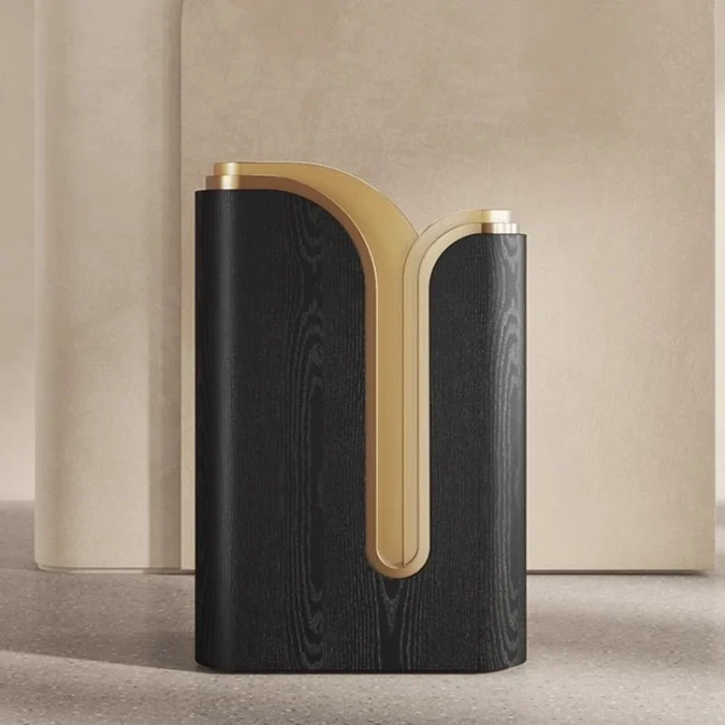 

Стойка регистрации при входе элитного ресторана Черный кассовый аппарат