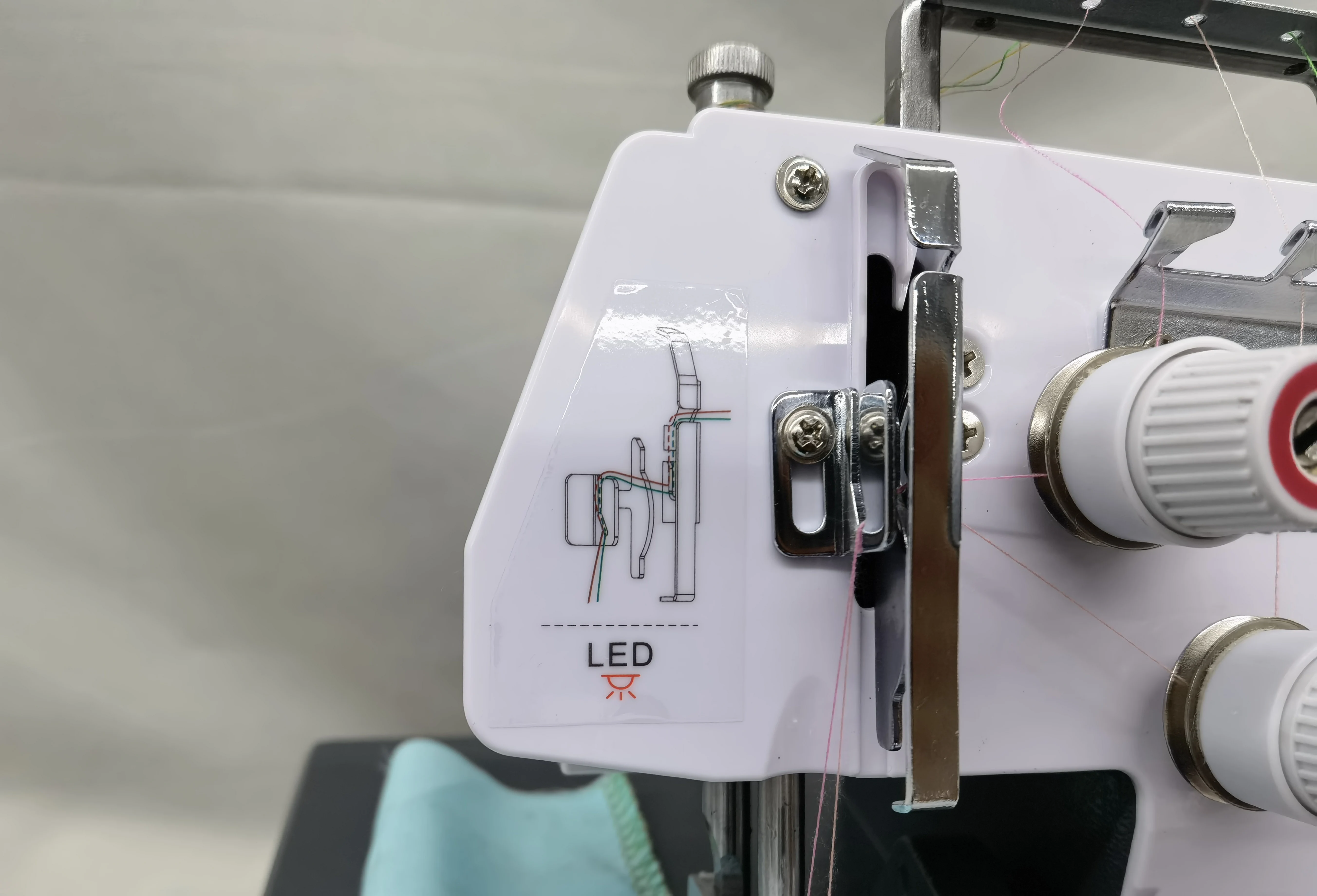 ماكينة خياطة الأوفرلوك المنزلية الصغيرة الحجم JK-257 للاستخدام المنزلي مع 3 خيط