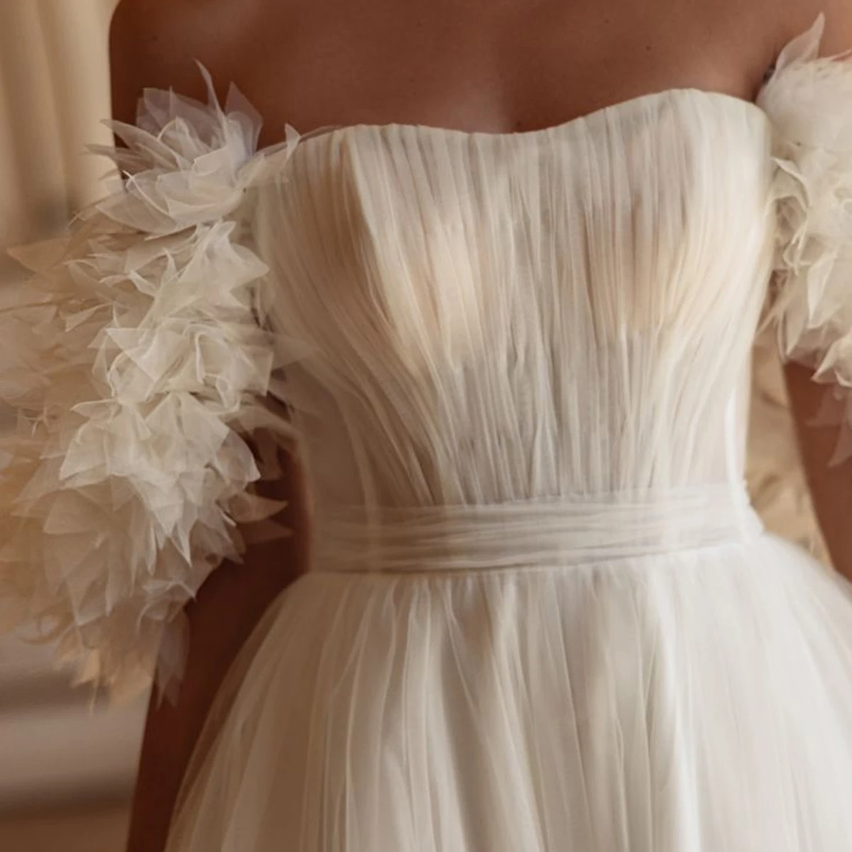 فستان زفاف أنيق منتفخ من التول مع ذيل طويل بدون أكتاف لحفلات الزفاف العروس من فيستدوس نوفيا