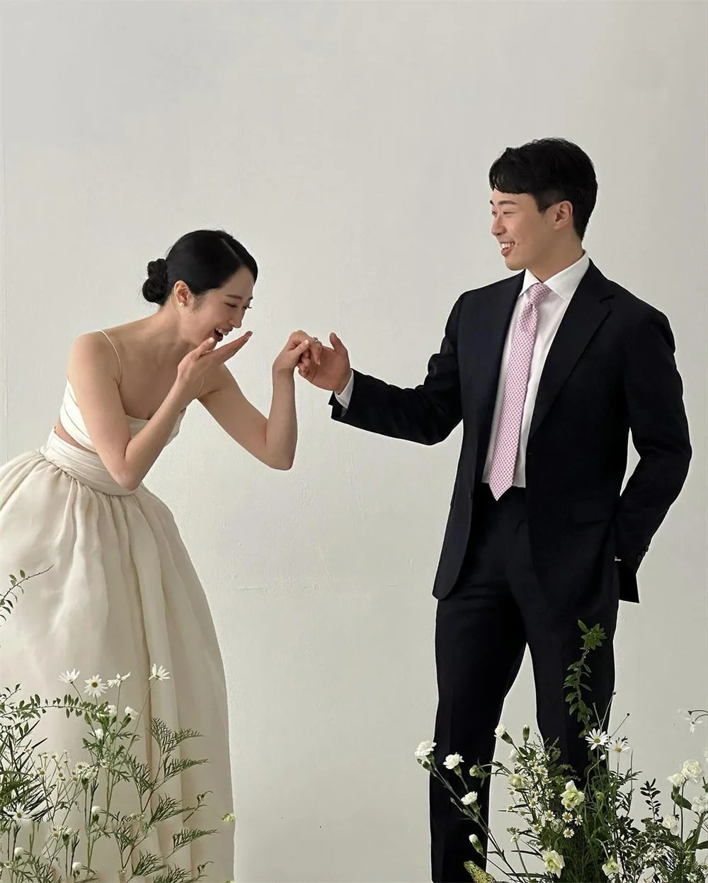 Fancy Simple Korea Ivory Wedding Dress 2pcs Satin A Line Bridal Gown Sleeveless Sweep Train Bridal 웨딩드레스 customized