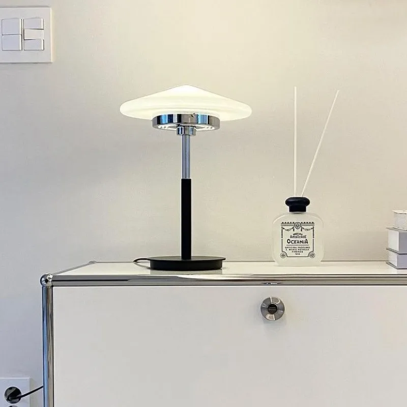 Tischlampe einfache moderne Wohnzimmer Arbeitszimmer Schlafzimmer Internet Celebrity Nachttisch Nordic mittelalterliche Bauhaus Stehlampe