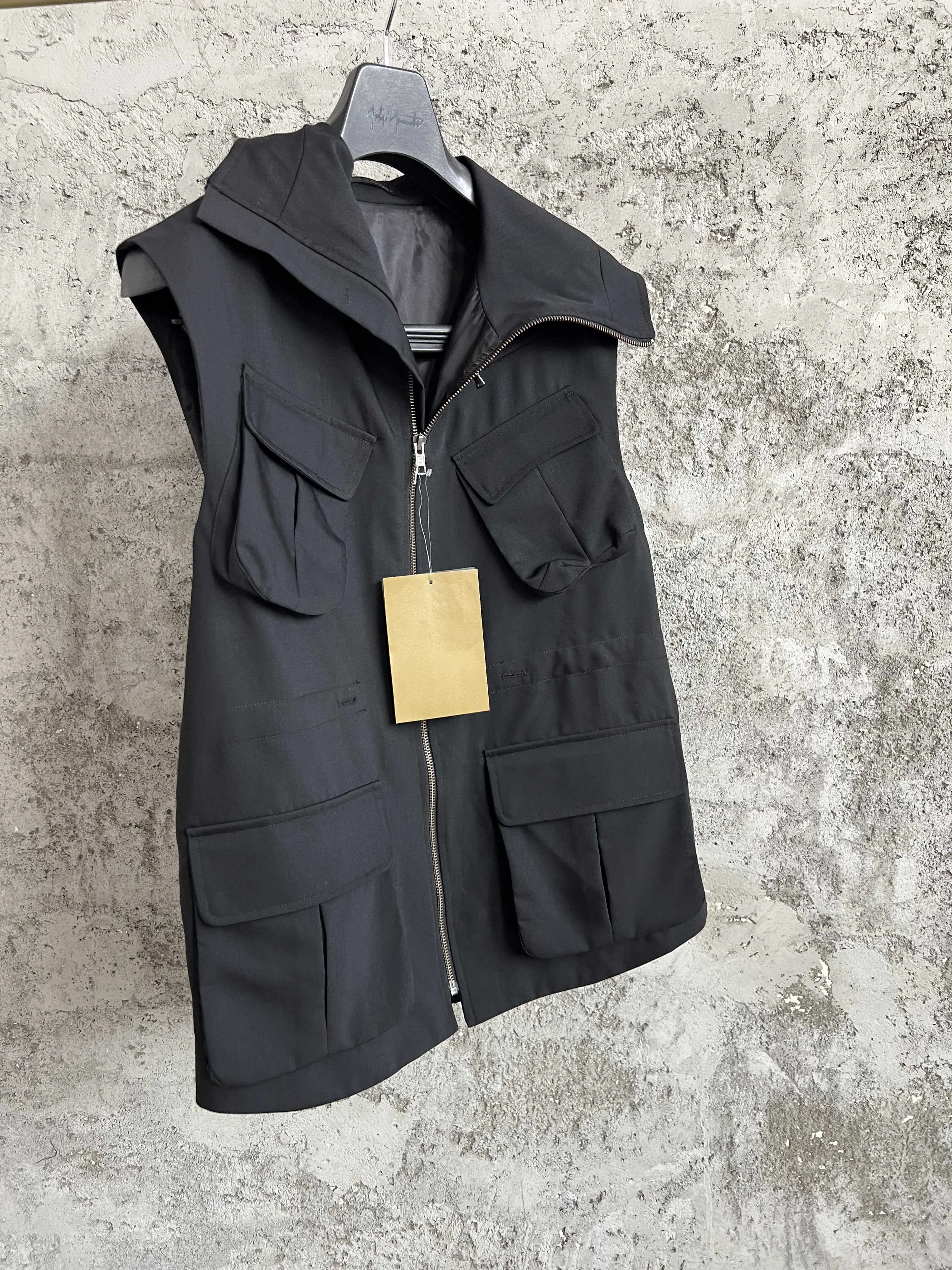 Original design of Japanese triacetate multi-pocket workwear style with hollowed-out back Japanese-style waistcoat