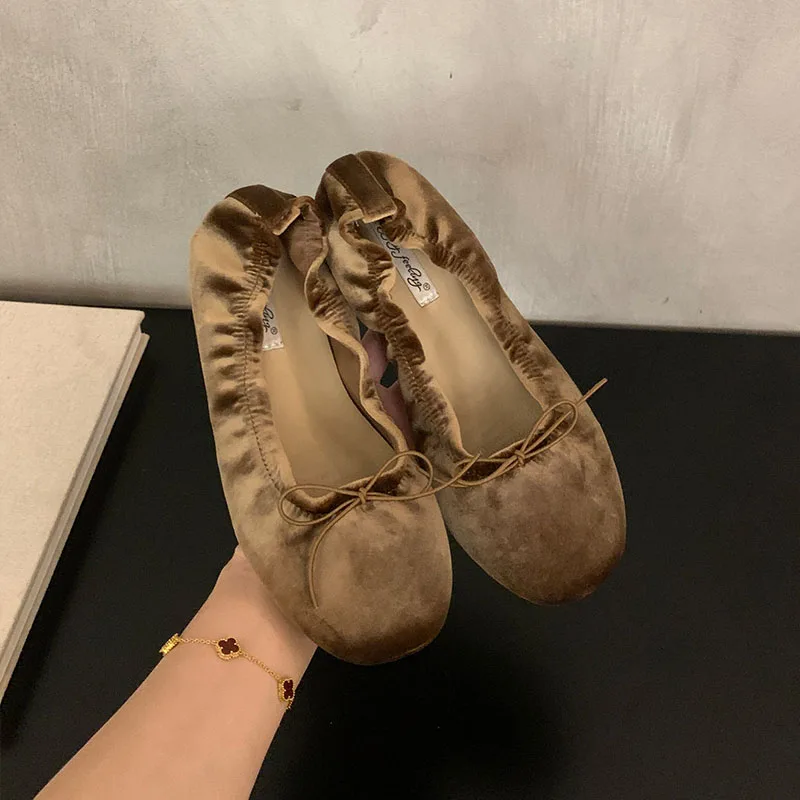 Lässige, weiche, modische Seiden-Ballerinas für Damen, flache Schuhe mit runder Spitze, flache Damenschuhe mit Schmetterlingsknoten, Slip-On-Modelle. – Detail 3