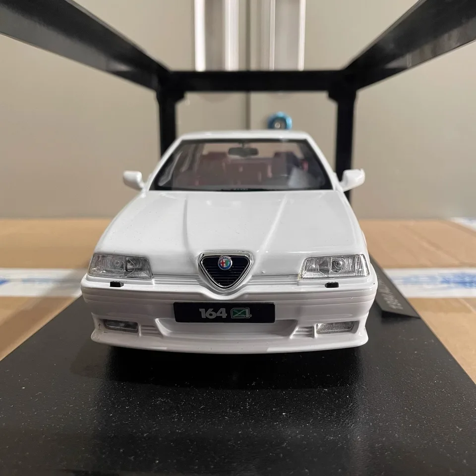 トリプル9 1:18スケール アルファロメオ 164 1994 合金製カーモデル