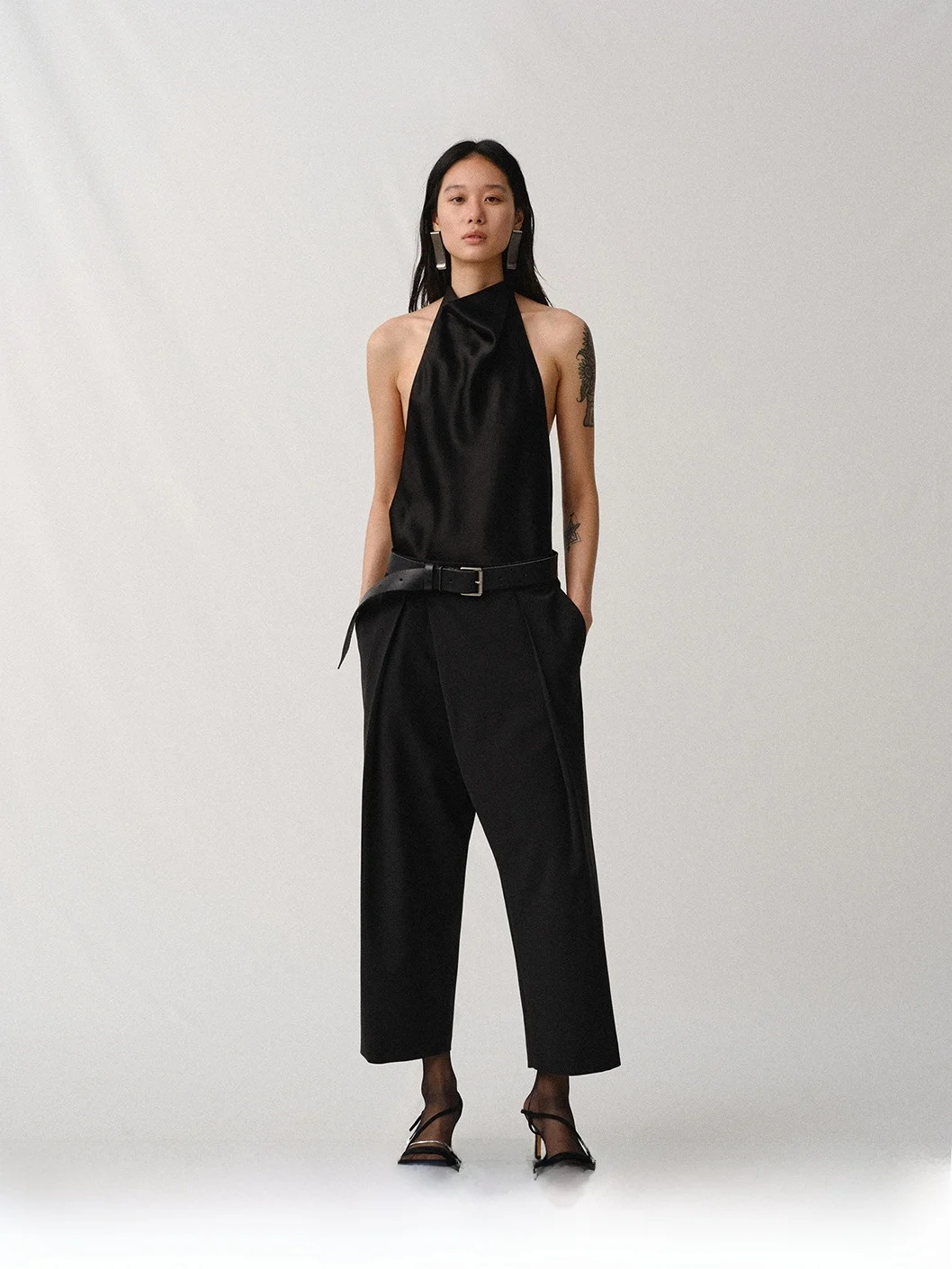 Liegee Statuette Sculpturstand – Der perfekte Halt für empfindliche Oberteile?