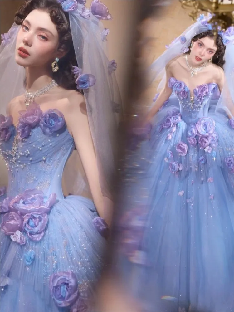 

The blue birthday party host's dress for coming-of-age ceremony of art examination