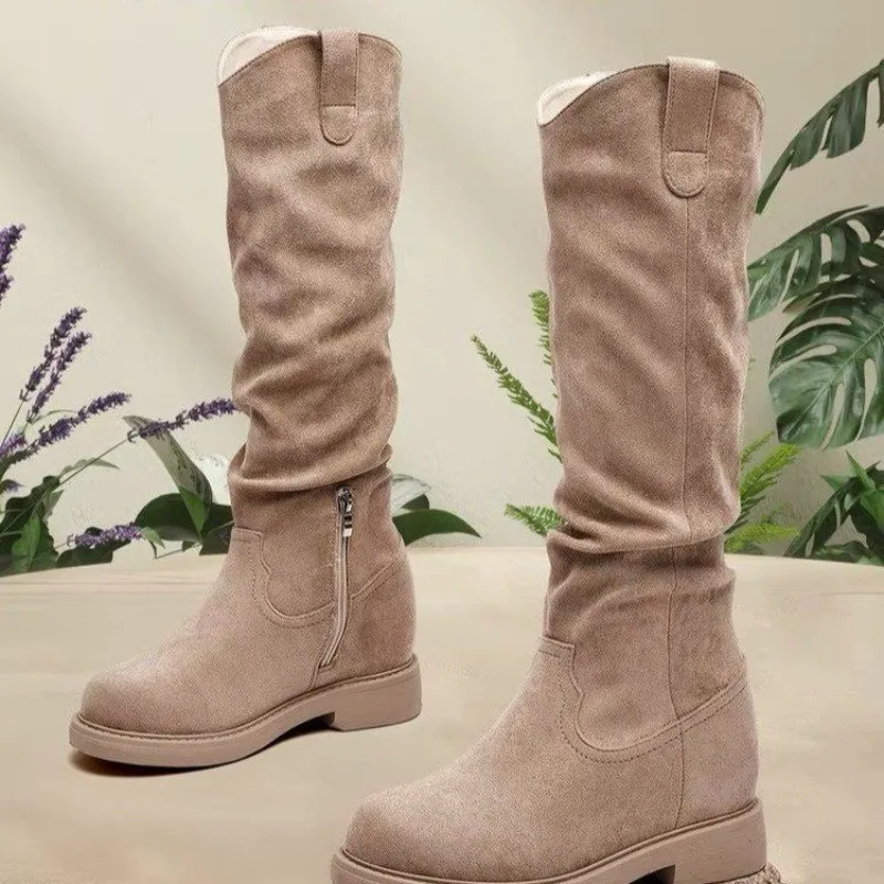 Las nuevas botas de montar hasta la rodilla con estilo y elegantes para mujer en otoño e invierno de 2025 con aumento de altura de la plantilla