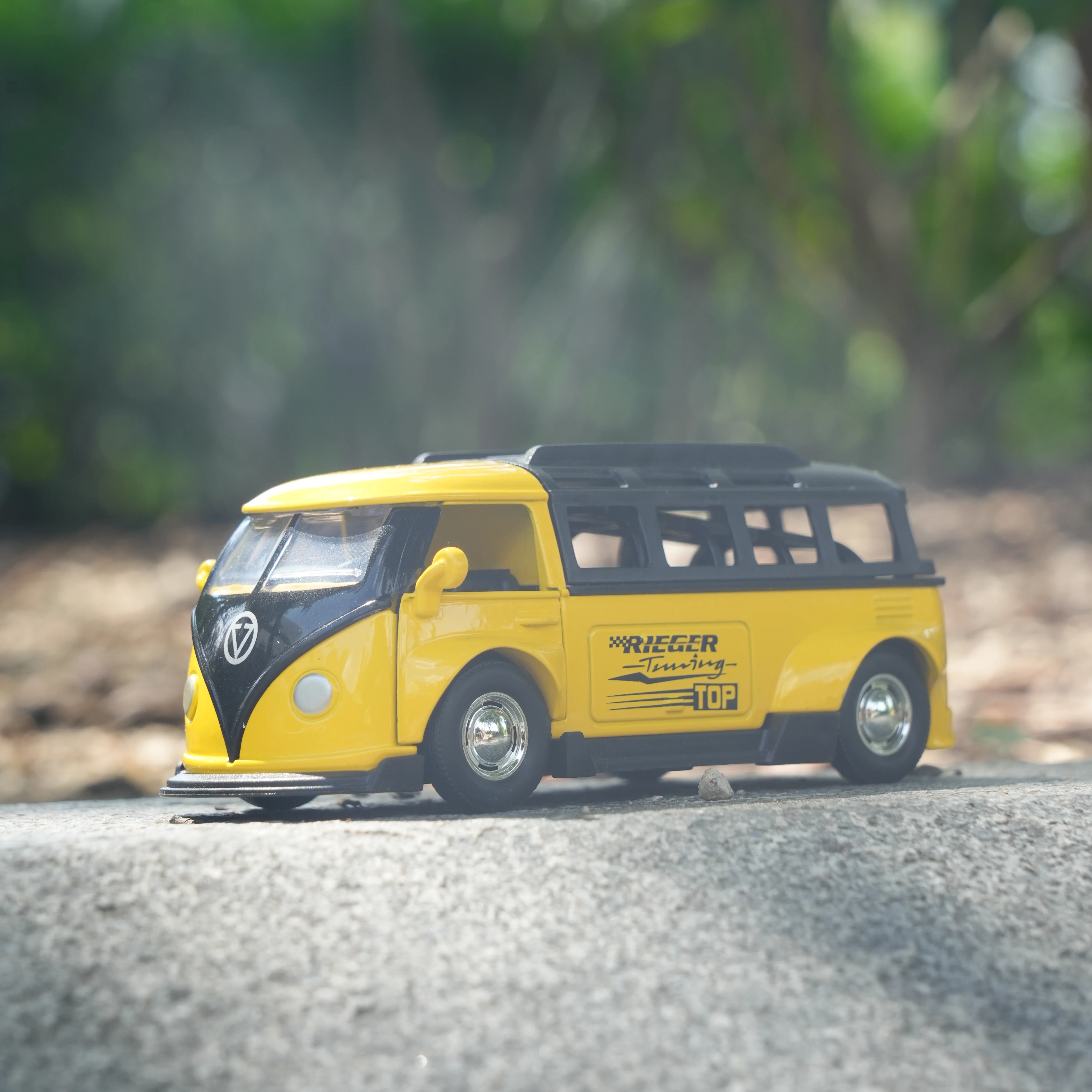 Modelo de carro de simulação em escala 1:36 - ônibus retrô pull-back de liga amarela/azul/verde com portas aberturas e compartimentos removíveis