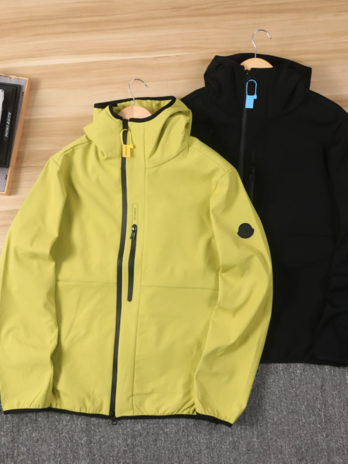 

Дышащая ветрозащитная уличная куртка с капюшоном для пары, модная повседневная универсальная вездеходная подставка, подходит для молодежного джета