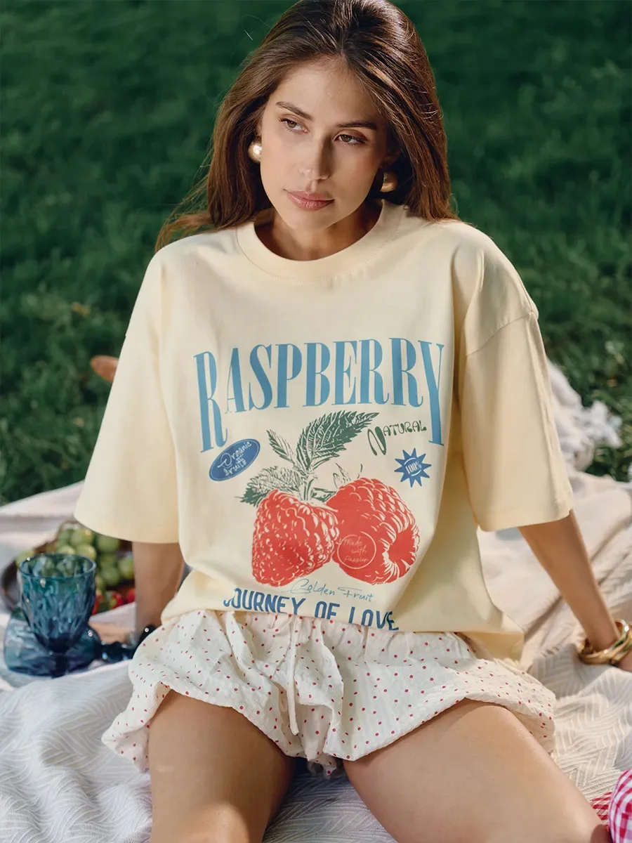

Женская футболка оверсайз из хлопка с принтом в стиле ретро: лимон, соль, малина, фрукты. Летний уличный стиль.