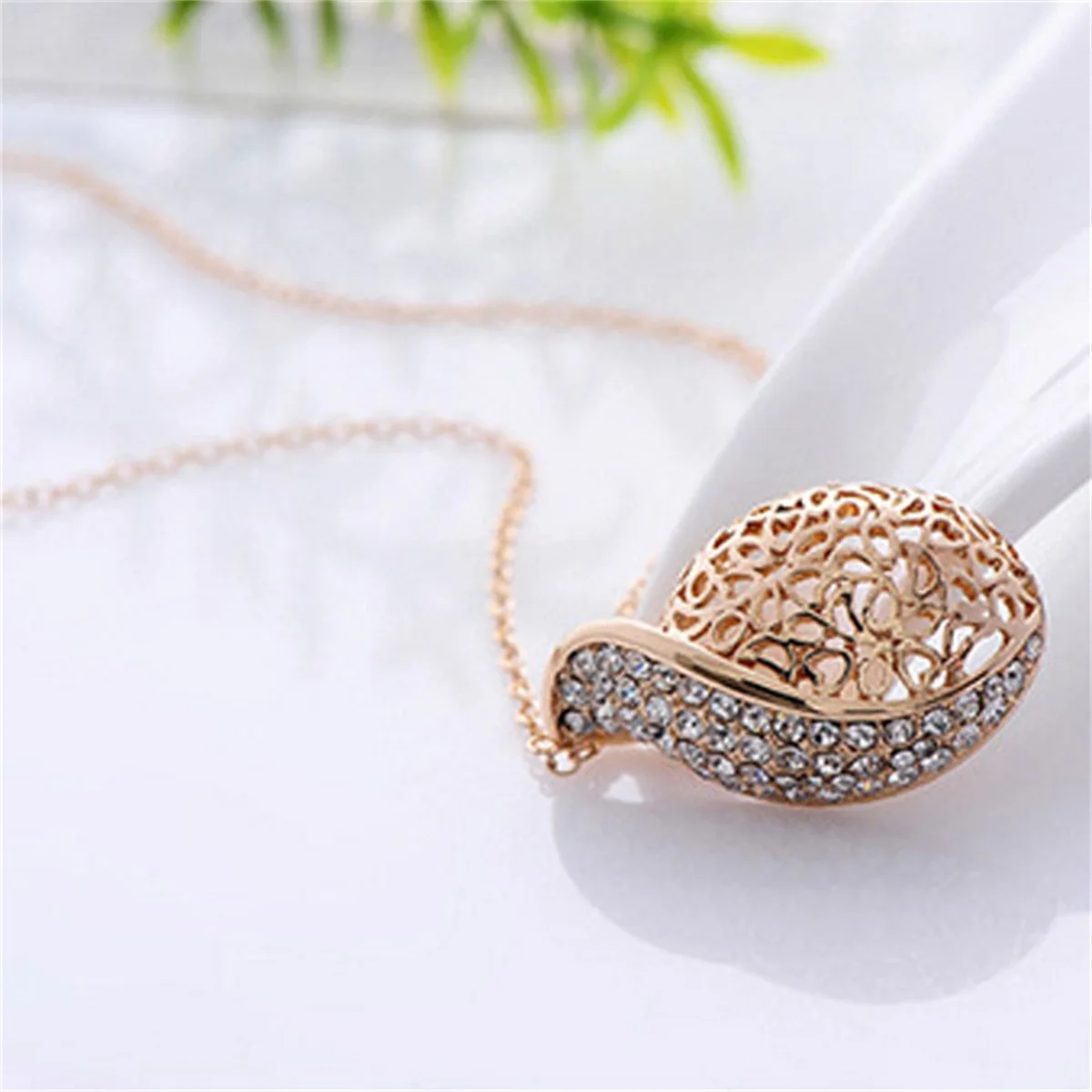 Korean Fashion Crystal Necklace Clavicle Chain Love Hollow Water Drop Pendant Sweater Chain Jewelry for Lover Acacia Leaf