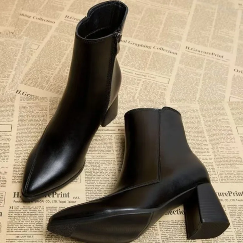 

Женские черные сапоги на высоком каблуке в корейском стиле, осенне-зимние короткие эластичные сапоги на толстом каблуке с острым носком для студенток