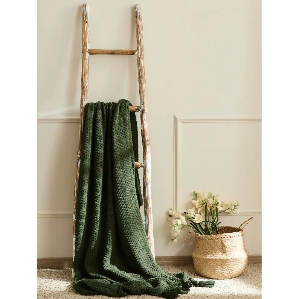 

Однотонный легкий акриловый вязаный плед с бахромой