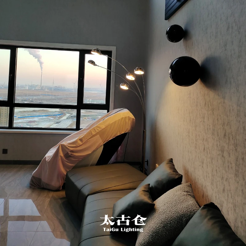 

Taikoo склад ретро торшер Bauhaus, дизайнерский скандинавский свет рядом с диваном в гостиной