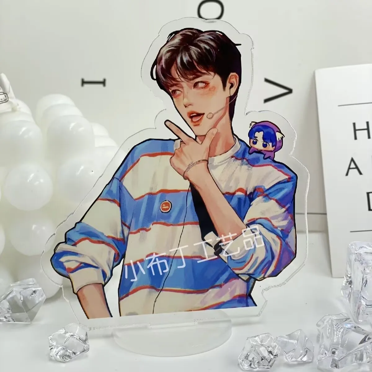 L'ultimo duo "Xiao Zhan e Wang Yibo" ha impostato un regalo di compleanno con un set di fan per l'adattamento manga, un cartello stand-up sul tavolo