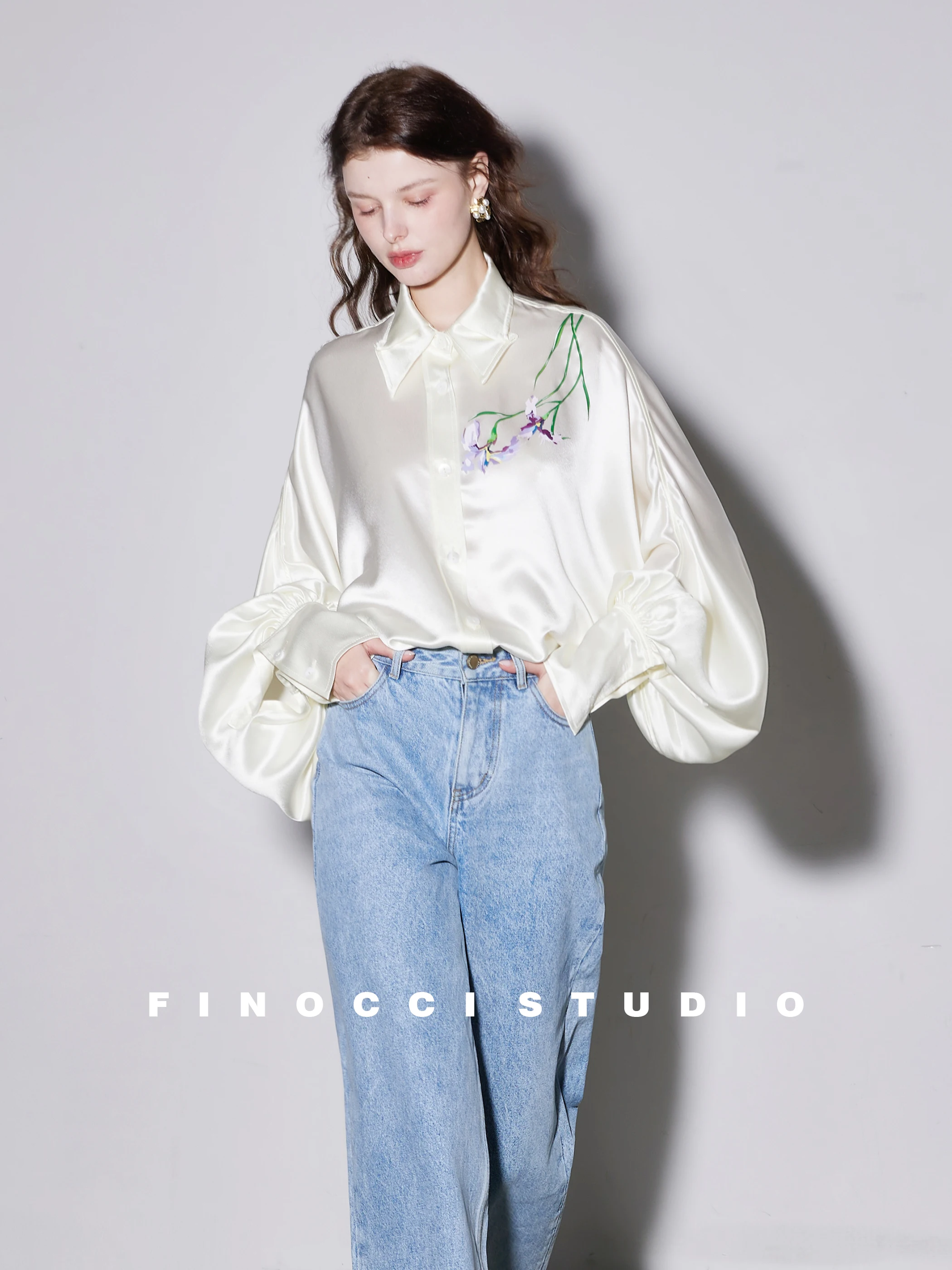 

Женская модная блузка Finocci Original Design с принтом ирисов, из ацетата, с рукавами-фонариками, ультраудобная, свободного кроя, Весна 2025