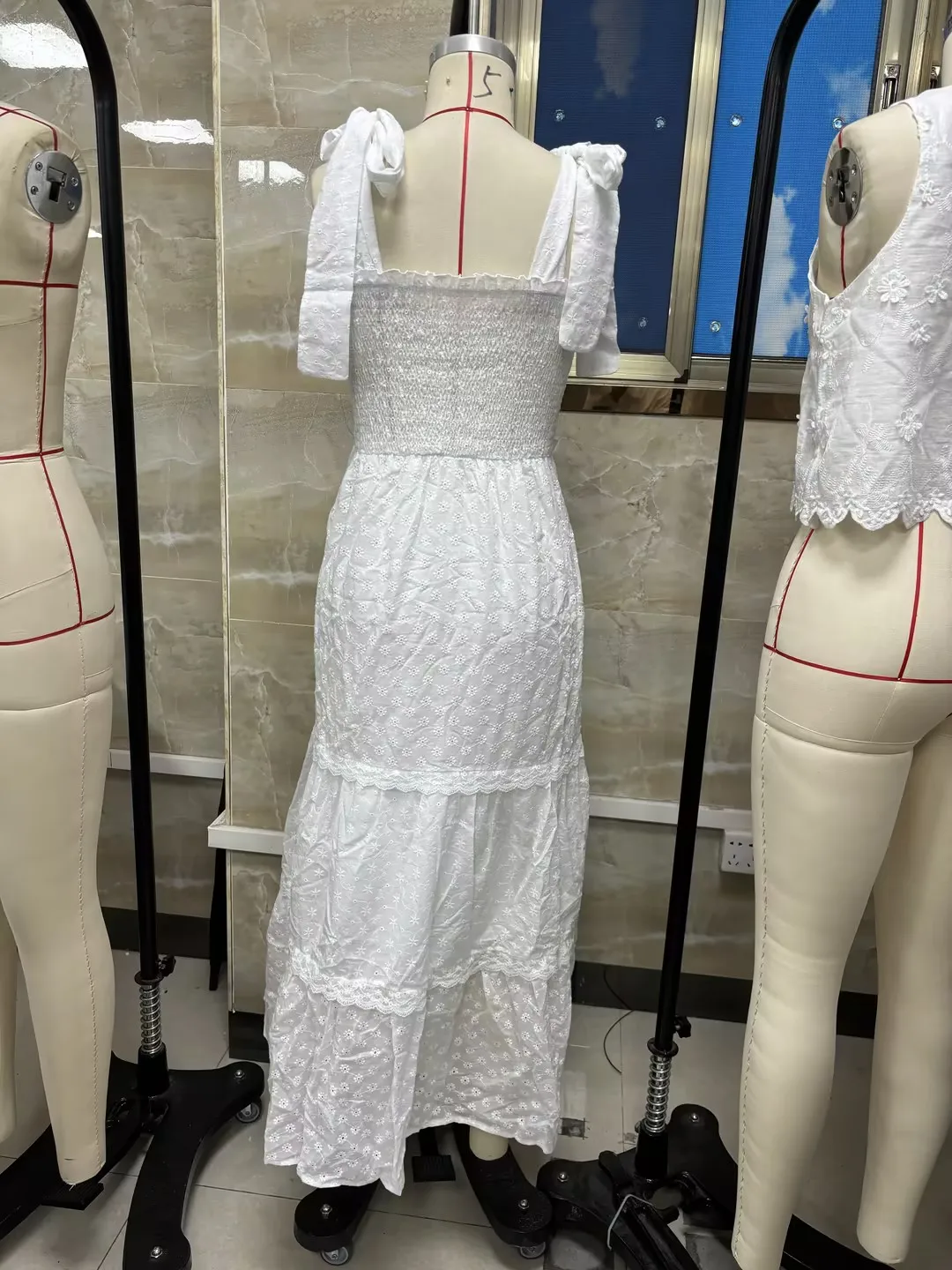 Abito da donna a trapezio con tracolla e cravatta, abito estivo senza maniche, collo quadrato, occhielli floreali, abito lungo smock per feste streetwear