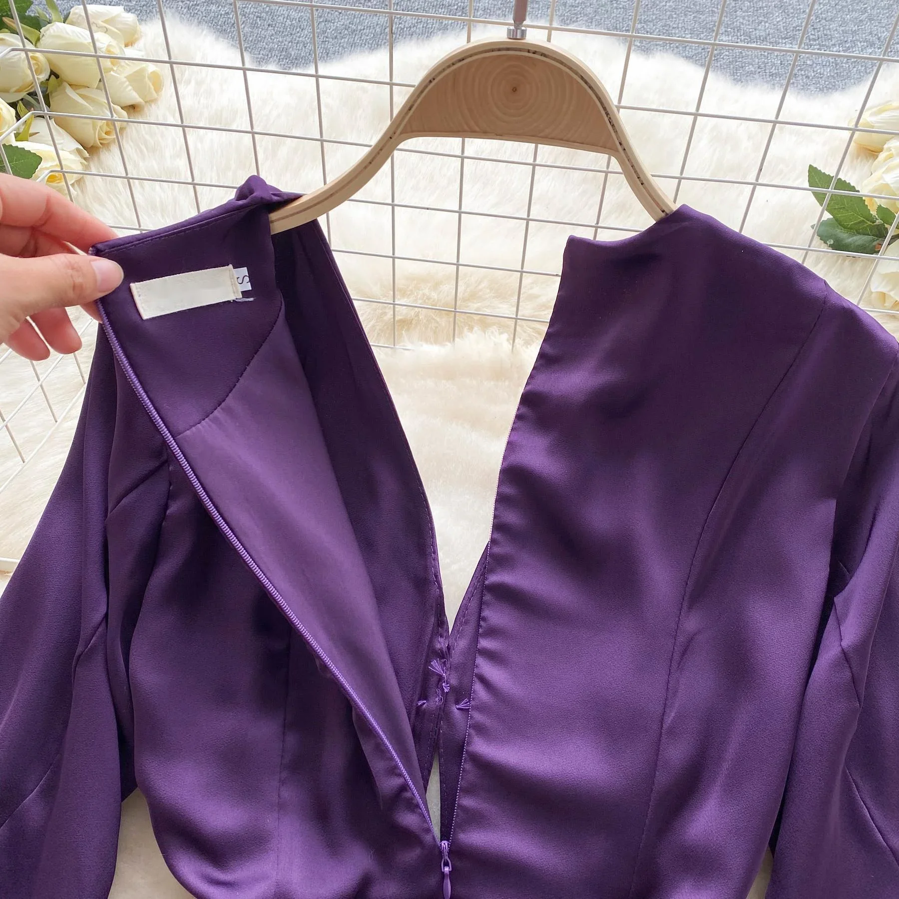 ssTss Abito elegante in raso da donna 2024 Nuova primavera autunno scollo a V manica lunga vita alta scava fuori aderente mini abito da festa