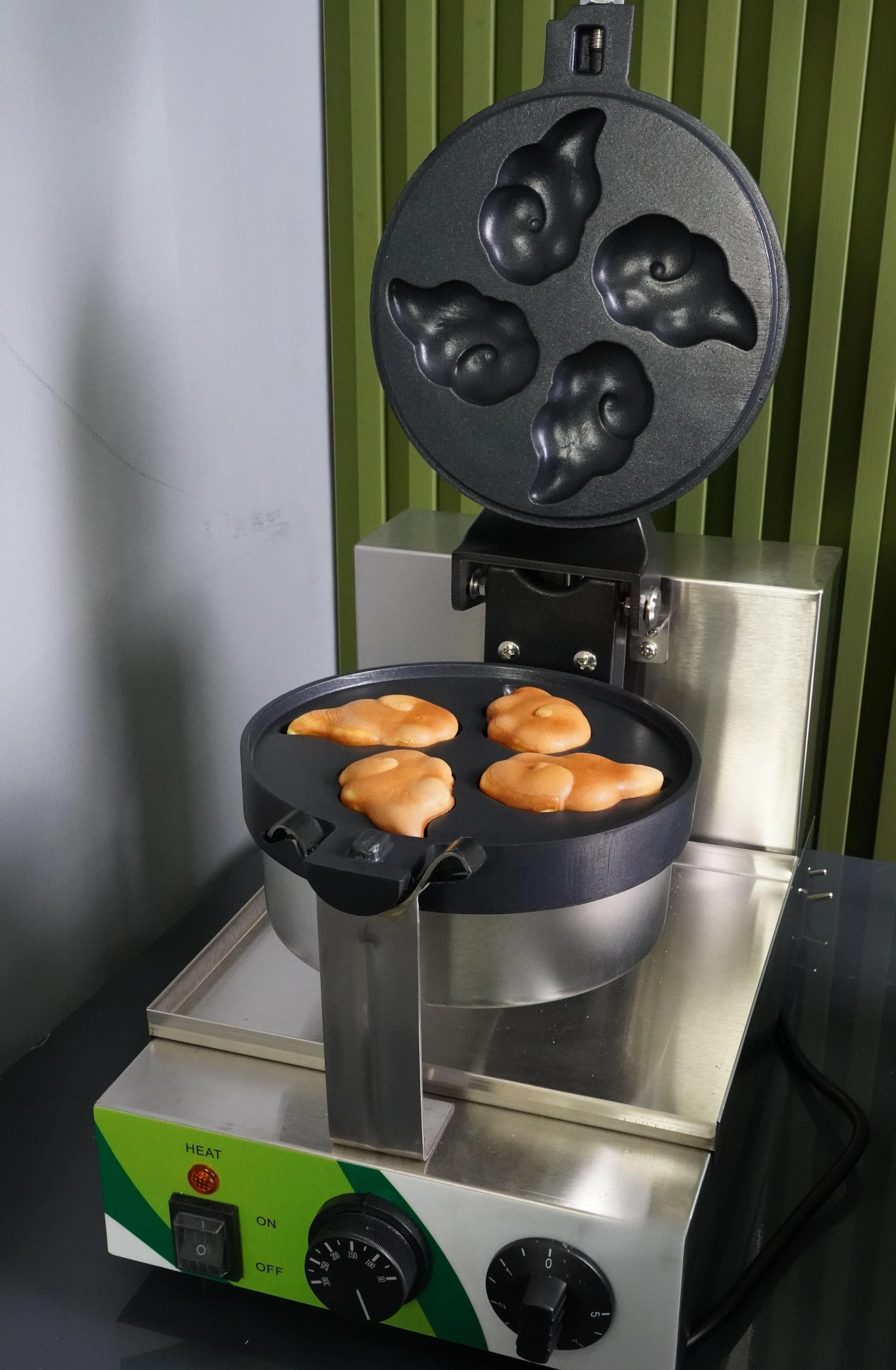 Professional commercial portable rotating cloud waffle maker