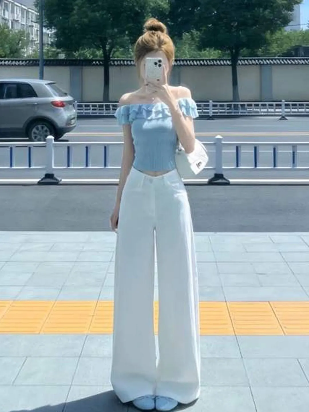 

Комплект из двух предметов Gentle Wind: уникальные брюки с широкими штанинами на одно плечо и топ. Цельный образ (OOTD) для лета 2026. Модный, повседневный, удобный, из смесового хлопка.