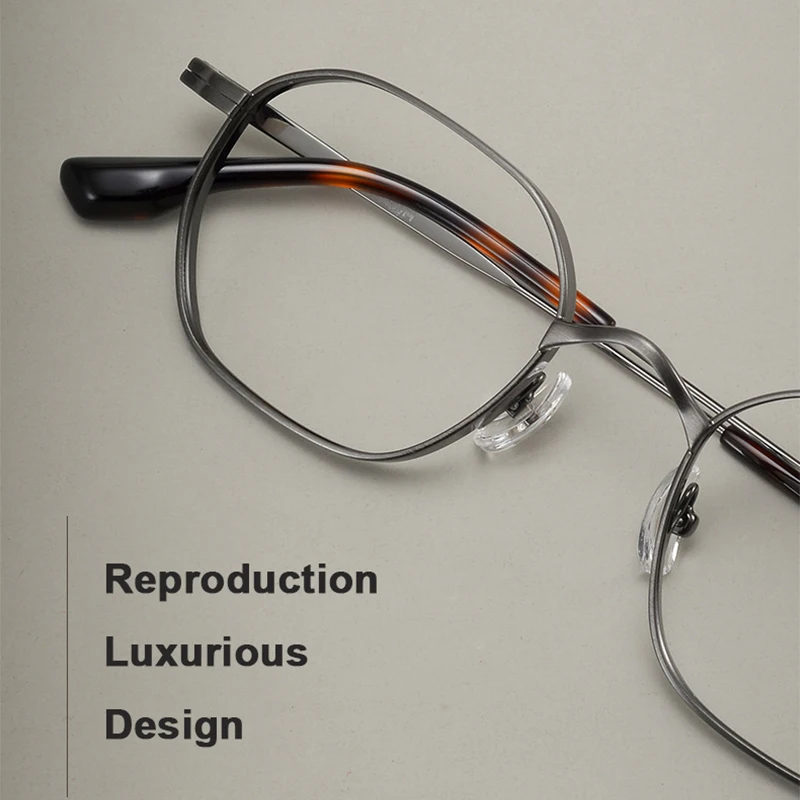 نظارات مضلعة كلاسيكية فاخرة على الطراز الياباني للرجال والنساء، نظارات كورية خفيفة للغاية من التيتانيوم الخالص