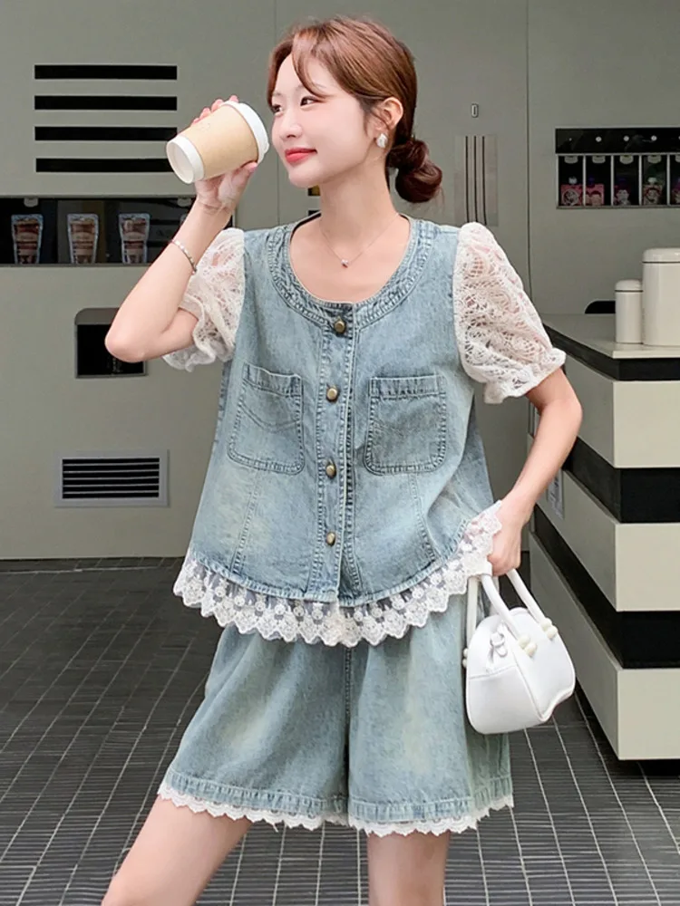 

Шикарные кружевные джинсовые лоскутные комплекты с короткими брюками для женщин, лето 2025, новый стиль, элегантный топ + шорты с эластичной резинкой на талии, состоящие из двух предметов