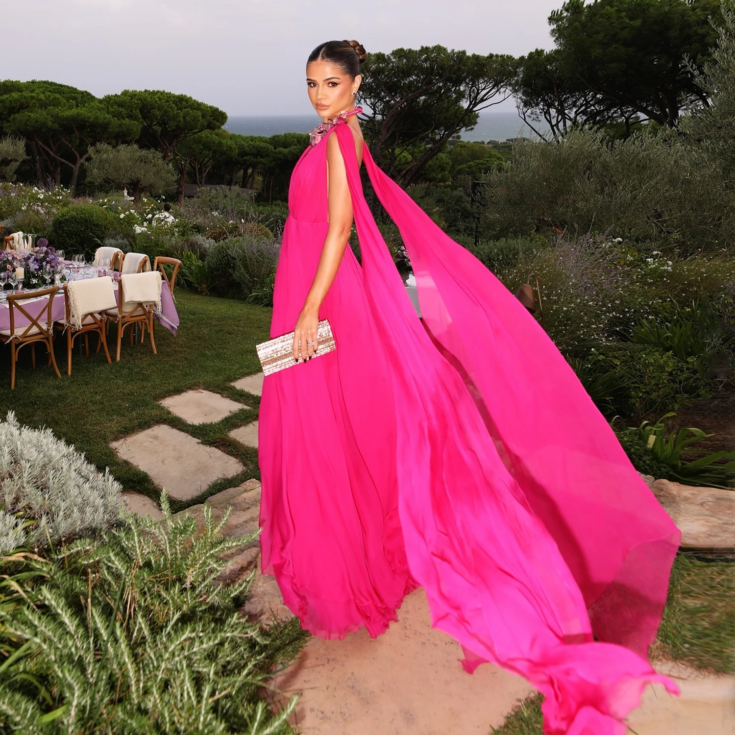 

Romantic Hot Pink Chiffon Prom Party Dresses 2025 V Neck Arabic Dubai Celebrity Holiday Event Gala Dress Pageant Evening Gowns