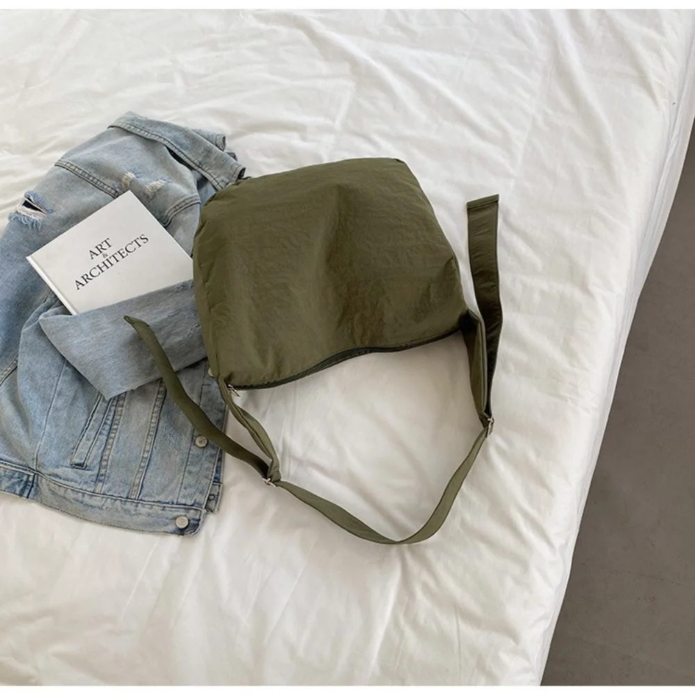 Tas Pangsit Wanita Korea Fashion Tas Komuter Ringan Desain Lembut Tas Selempang Warna Polos Kapasitas Besar untuk Perjalanan