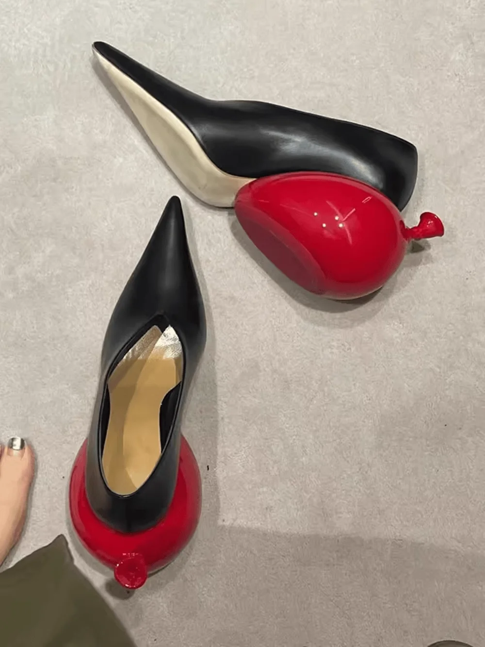 

Minimalist Design Black Leather Pointed-Toe Pumps Unique Red Balloon Shaped Heel V-shaped Shoe Opening Design Elegant Lady Shoes