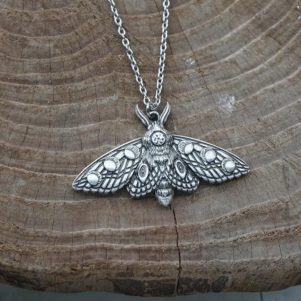 Exquisite Carving Ancient Silver Deathhead Moth Pendant Necklace for Women Men Gothic Punk Halloween Jewelry Accessories Gifts