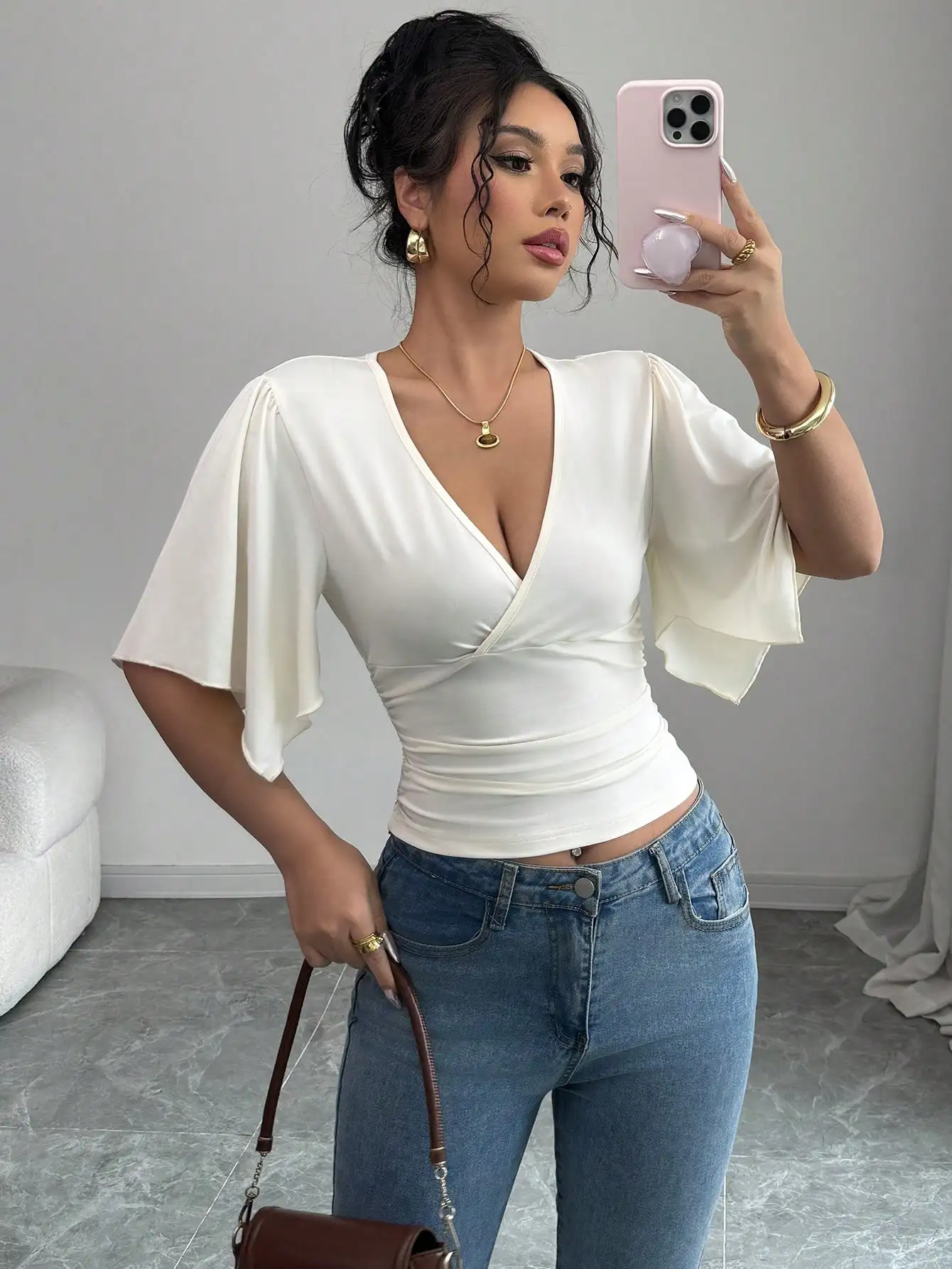 

Кремовый укороченный топ с V-образным вырезом, драпировкой и расклешенными короткими рукавами для повседневной носки и отдыха